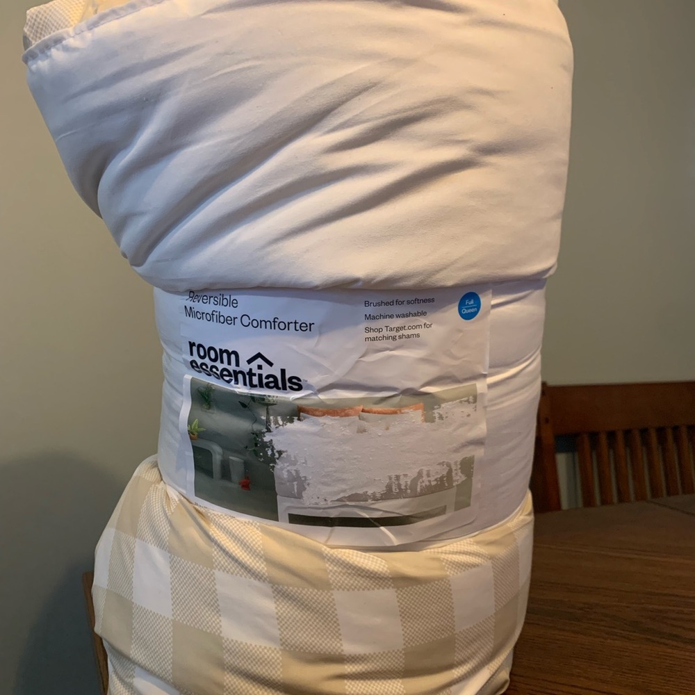 Room Essentials Reversible White and Tan Comforter